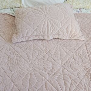 Pink quilt with daisy pattern